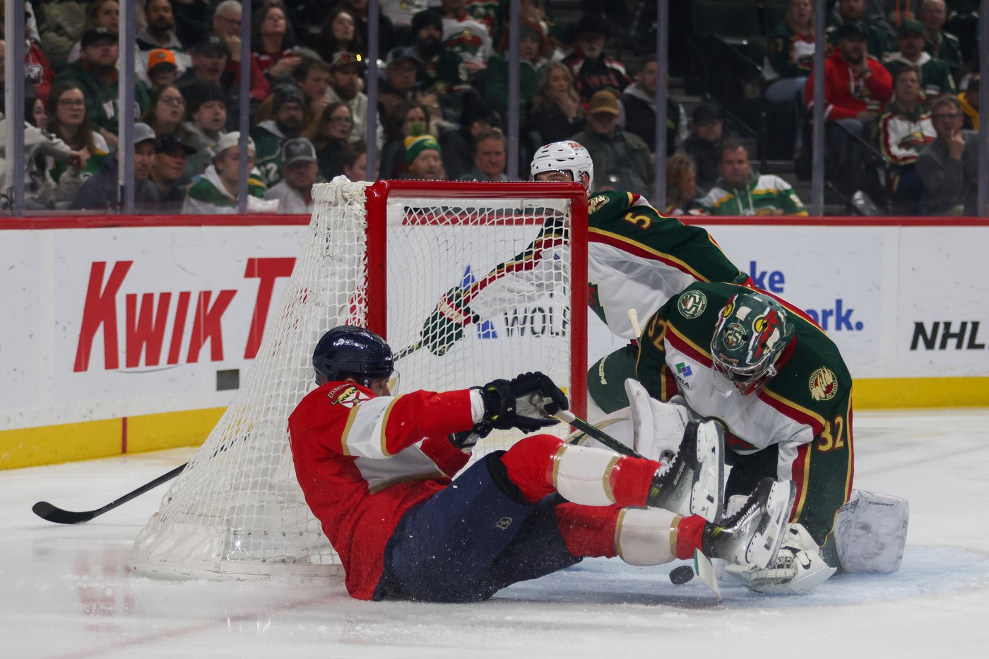 Brad Marchand scores 2, including decisive OT goal, in Panthers 4-3 win over Wild | iNFOnews.ca