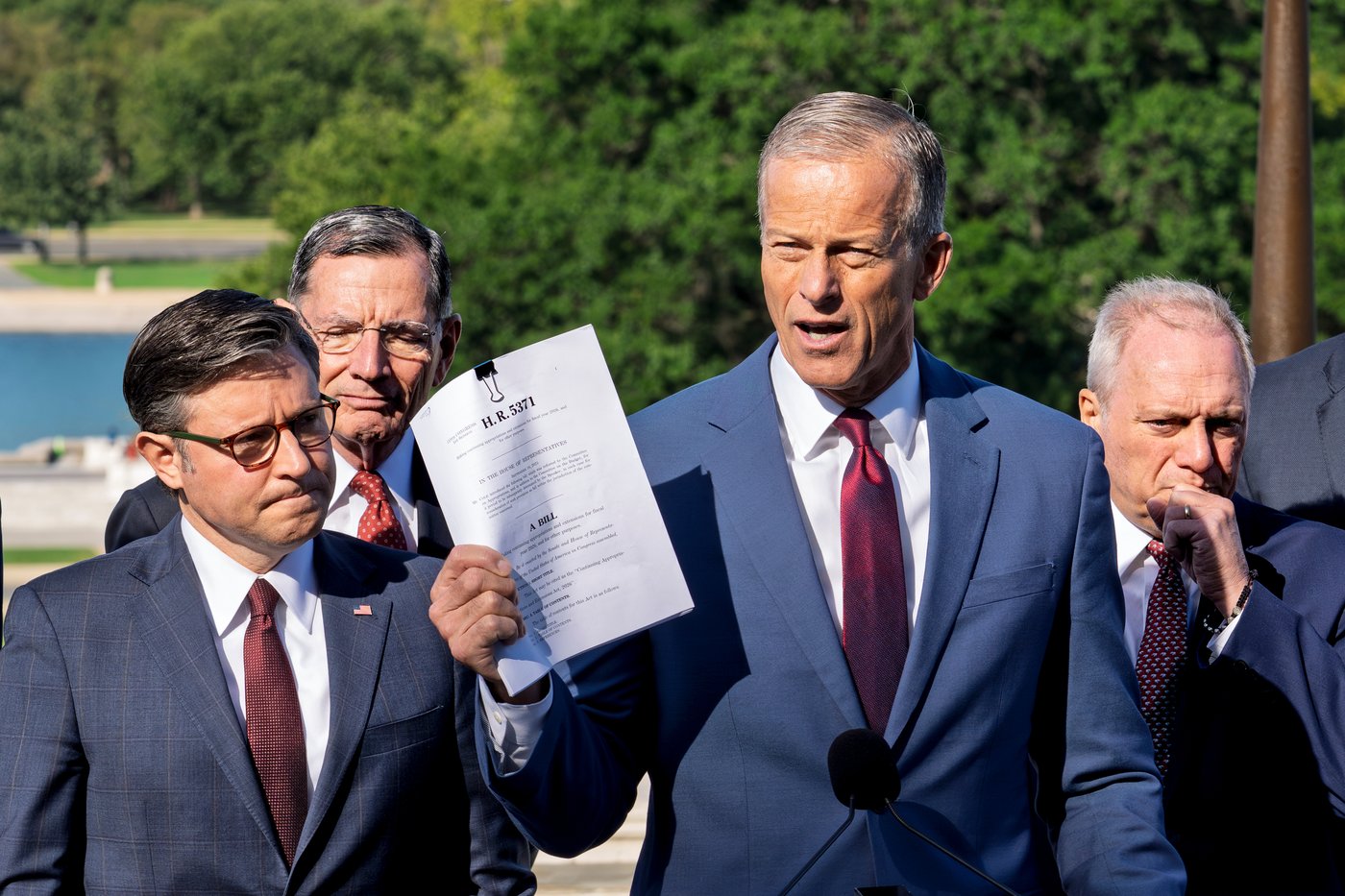 Both parties blame each other on 1st day of government shutdown as tourist sites close | iNFOnews.ca