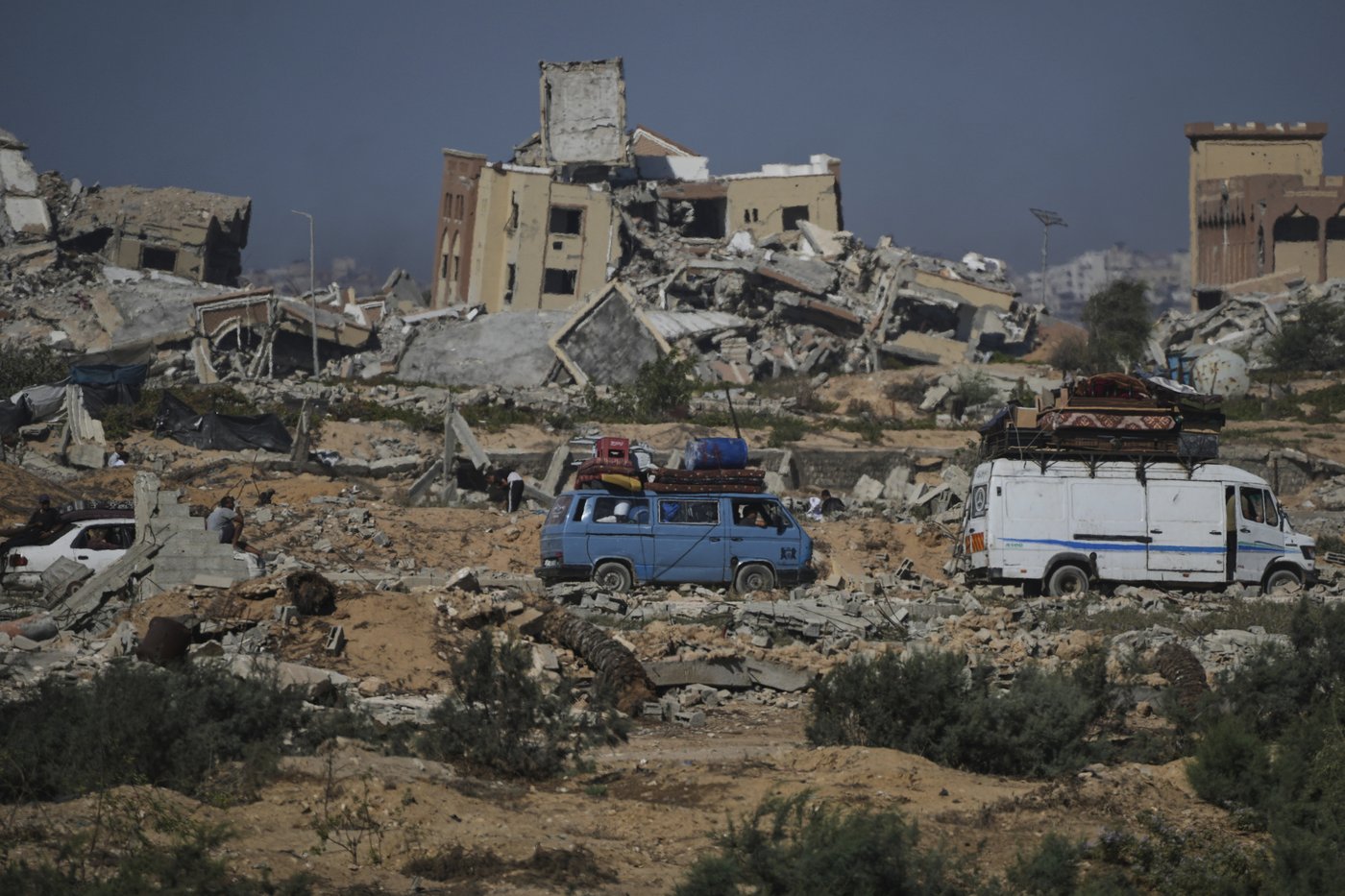 Photos of thousands of Palestinians fleeing Gaza City as Israel begins ground offensive | iNFOnews.ca