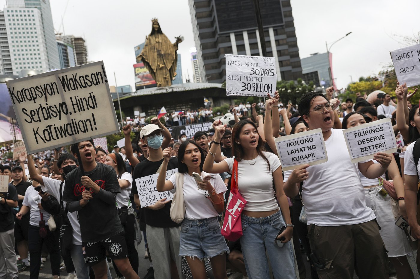 Philippine police arrested dozens after a violent clash near presidential palace, in photos | iNFOnews.ca