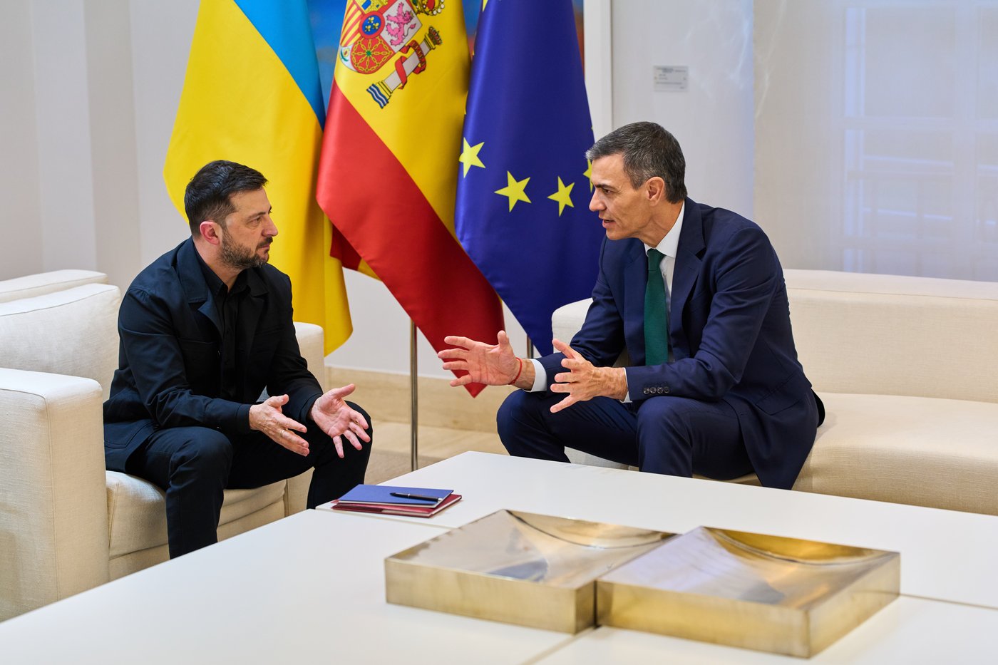 Zelenskyy visits Picasso's 'Guernica' painting after drawing parallel to Ukraine's bombing | iNFOnews.ca