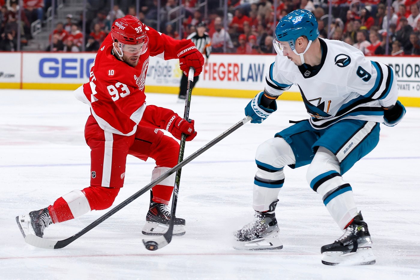 Larkin's tiebreaking goal in 3rd period sends Red Wings to 4-2 win over Sharks | iNFOnews.ca