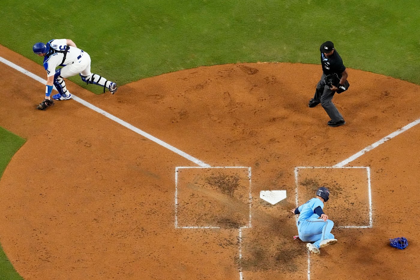 Photo Gallery: Blue Jays top Dodgers 6-1 to take 3-2 series lead | iNFOnews.ca