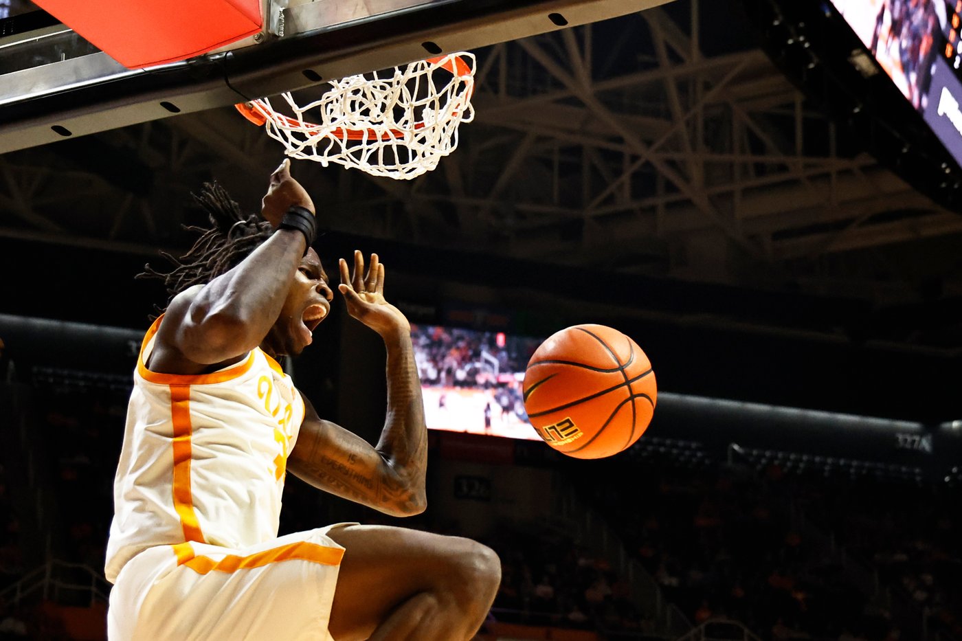 Gillespie scores 23 to lead No. 20 Tennessee over No. 11 Louisville 83-62 | iNFOnews.ca