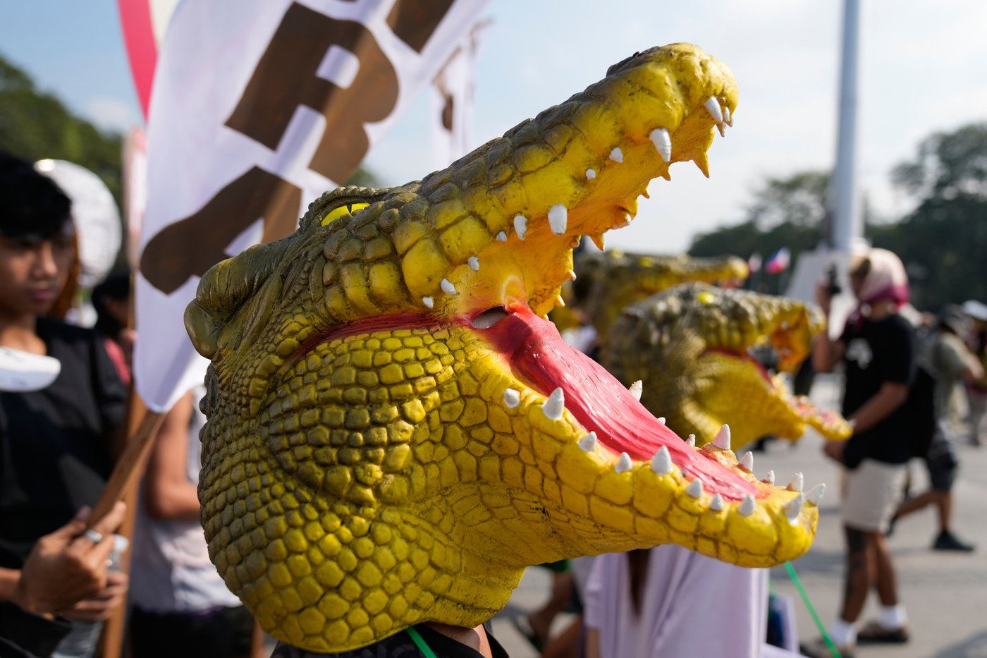 Thousands in Philippines protest corruption and demand return of stolen funds from flood projects | iNFOnews.ca