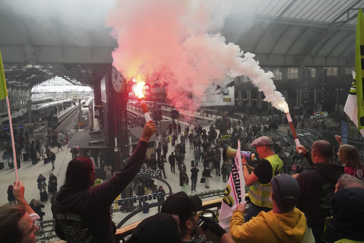 Protesters block roads and start fires across France to challenge the new prime minister, in photos | iNFOnews.ca