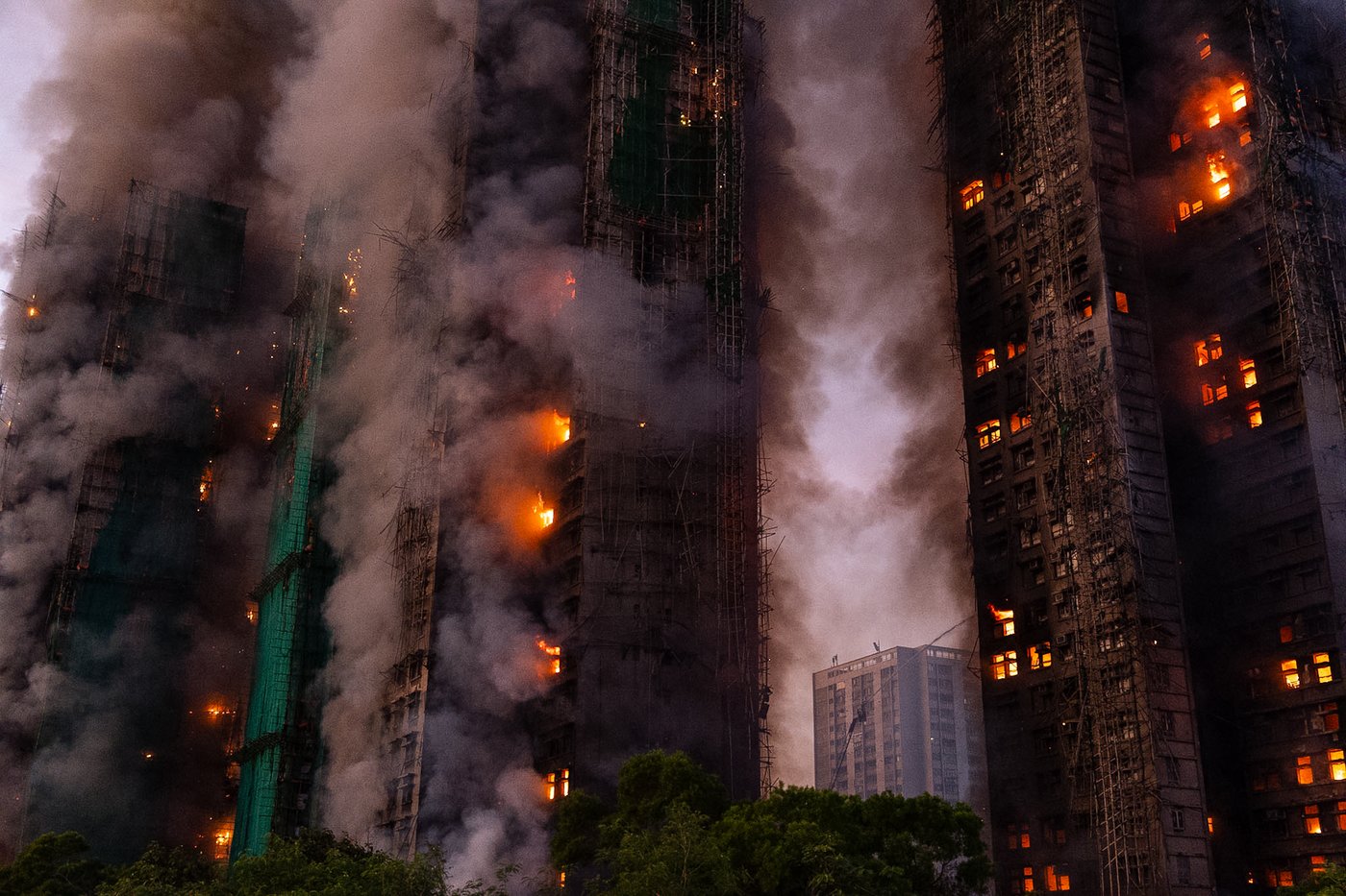 Fire rages through bamboo scaffolding at Hong Kong high-rise residential complex, killing 4 | iNFOnews.ca