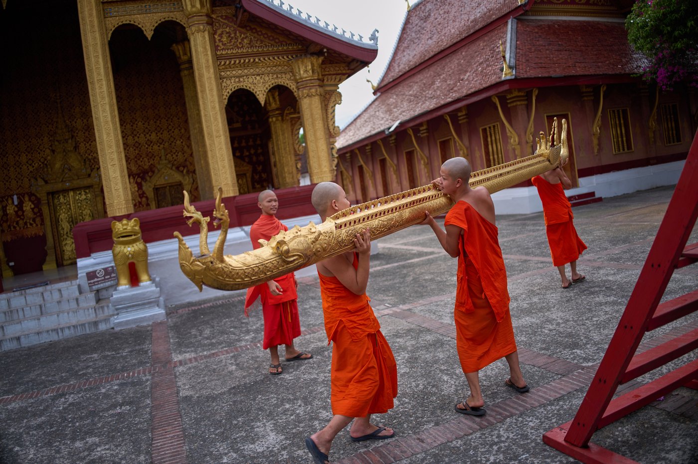 Photos of Buddhist monks in Laos praying in region littered with unexploded bombs | iNFOnews.ca
