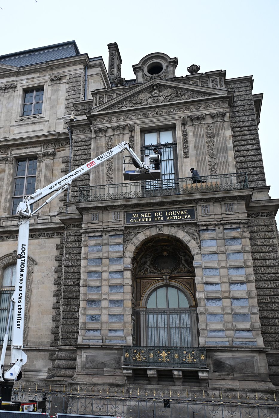 Louvre tightens security after $102M jewel heist, installs bars on infamous window | iNFOnews.ca
