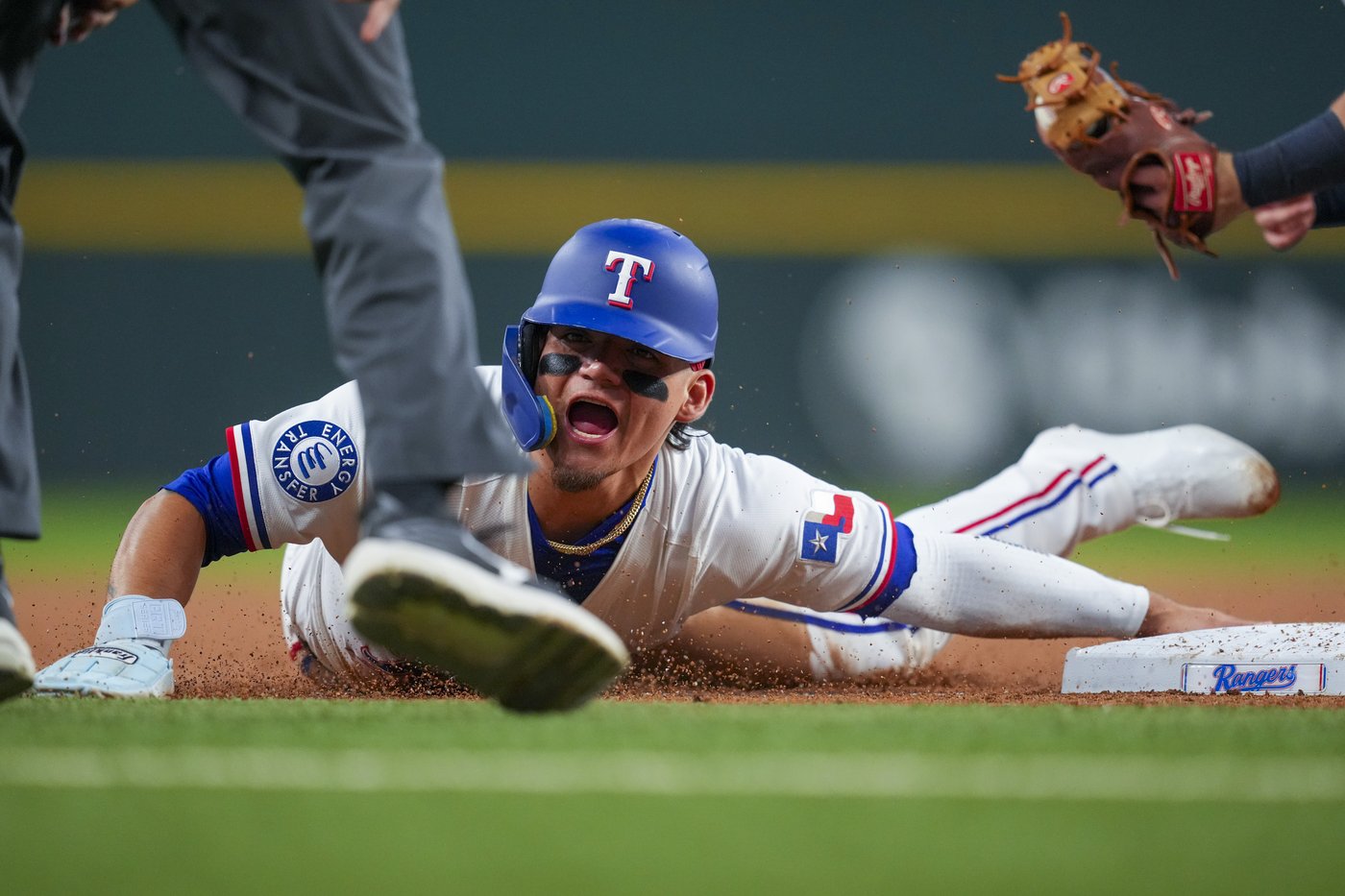 Michael Helman hits 2-run HR, make catch to prevent 2-run HR, as Rangers beat Brewers 5-4 | iNFOnews.ca Michael Helman hits 2-run HR, make catch to prevent 2-run HR, as Rangers beat Brewers 5-4 | iNFOnews.ca
