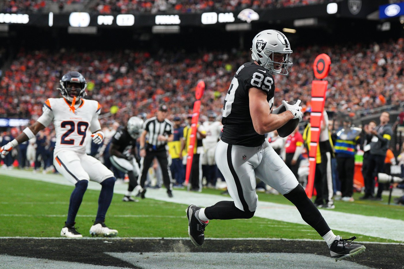 Broncos beat Raiders 24-17 to extend winning streak to 10 games as Geno Smith injured | iNFOnews.ca Broncos beat Raiders 24-17 to extend winning streak to 10 games as Geno Smith injured | iNFOnews.ca