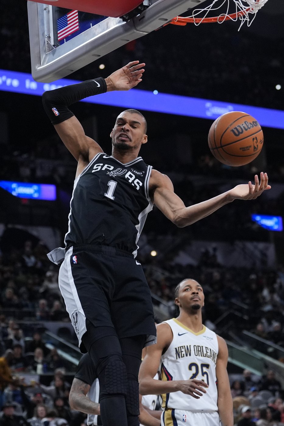 Pelicans squander 20-point lead, rebound to beat Spurs 104-95 | iNFOnews.ca