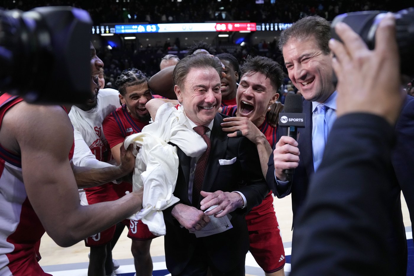Rick Pitino honored by St. John's for reaching 900 career wins | iNFOnews.ca