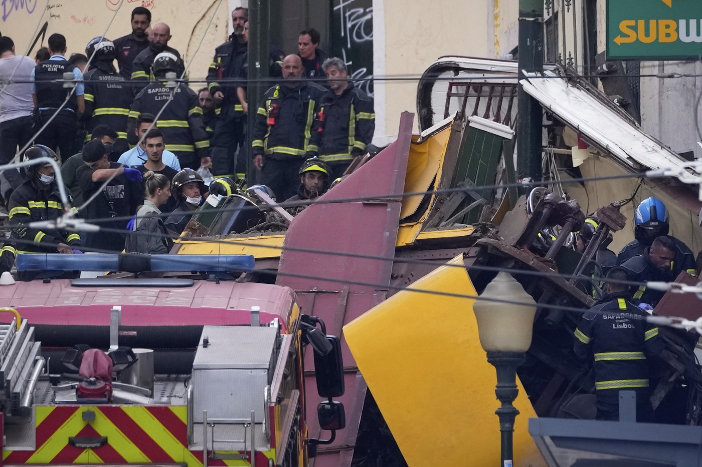 Famed streetcar in Lisbon, Portugal, derails and crashes, killing 15 people | iNFOnews.ca Famed streetcar in Lisbon, Portugal, derails and crashes, killing 15 people | iNFOnews.ca