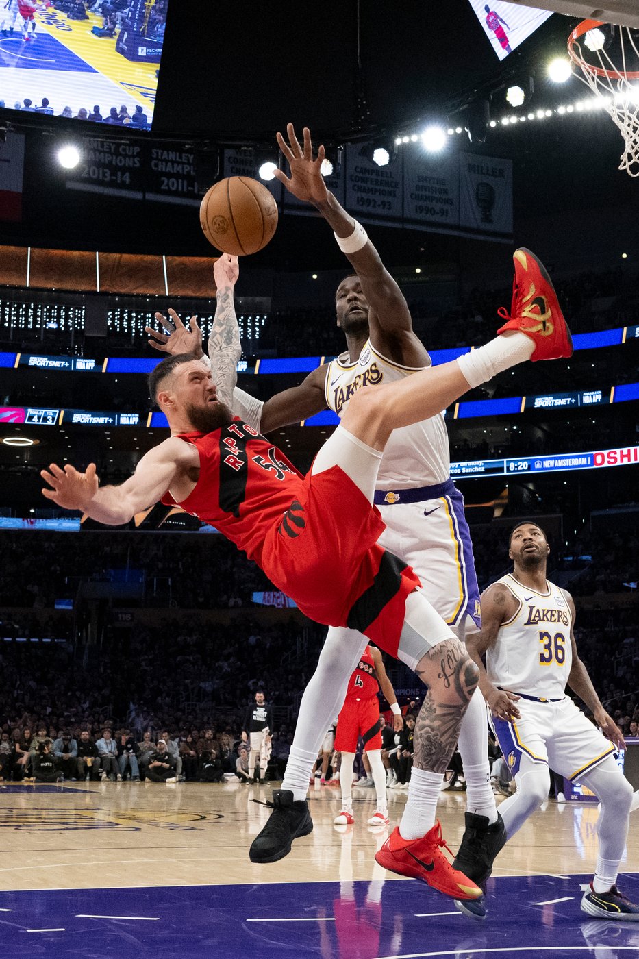 Deandre Ayton makes Lakers history while making 10 shots without a miss in win over Toronto | iNFOnews.ca