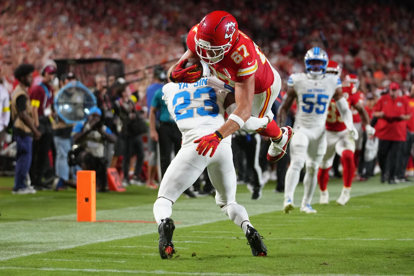 Mahomes leads the Chiefs to a 30-17 victory over Lions, and a fistfight erupts at the finish | iNFOnews.ca