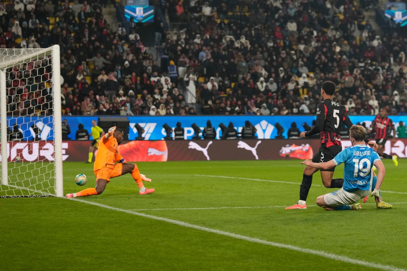 Rasmus Højlund shines as Napoli beats AC Milan 2-0 to reach Italian Super Cup final | iNFOnews.ca