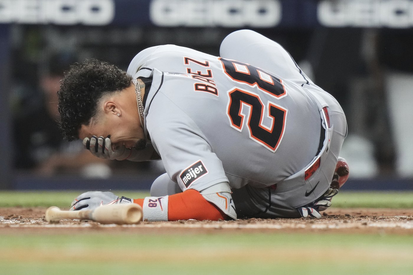 Tigers' Javier Báez leaves game against Marlins after foul tip strikes near his left eye | iNFOnews.ca Tigers' Javier Báez leaves game against Marlins after foul tip strikes near his left eye | iNFOnews.ca