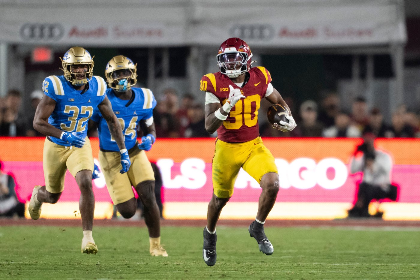 Makai Lemon catches big TD pass after benching, and No. 19 USC races past rival UCLA 29-10 | iNFOnews.ca