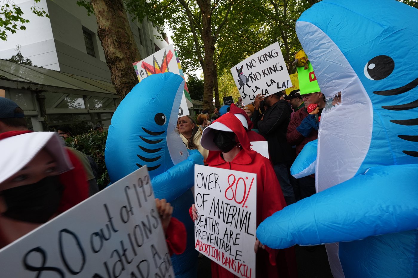 Inflatable costumes used to deflate tensions at rallies against Trump, in photos | iNFOnews.ca