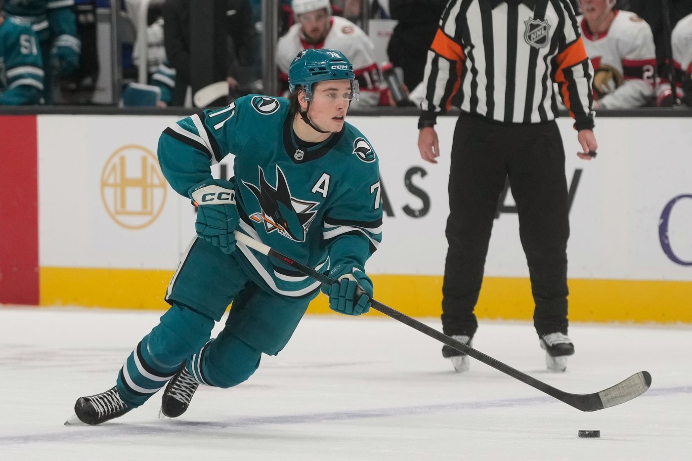 Tim Stutzle's goal in 3rd period lifts the Senators to a 3-2 victory over the Sharks | iNFOnews.ca