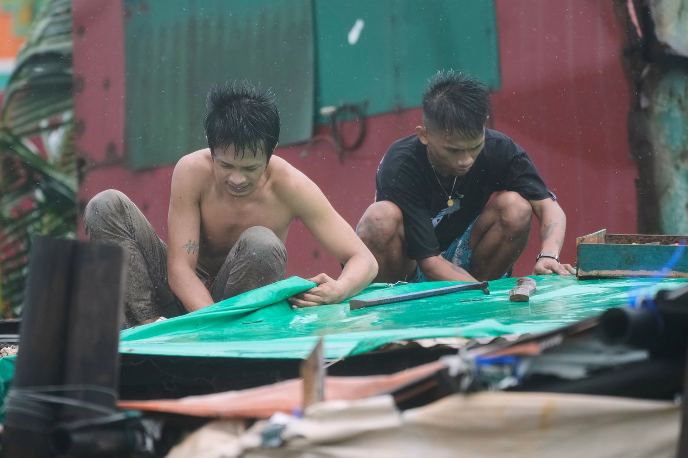 Typhoon Fung-wong blows away from the Philippines, leaving 10 dead and 1.4 million displaced | iNFOnews.ca