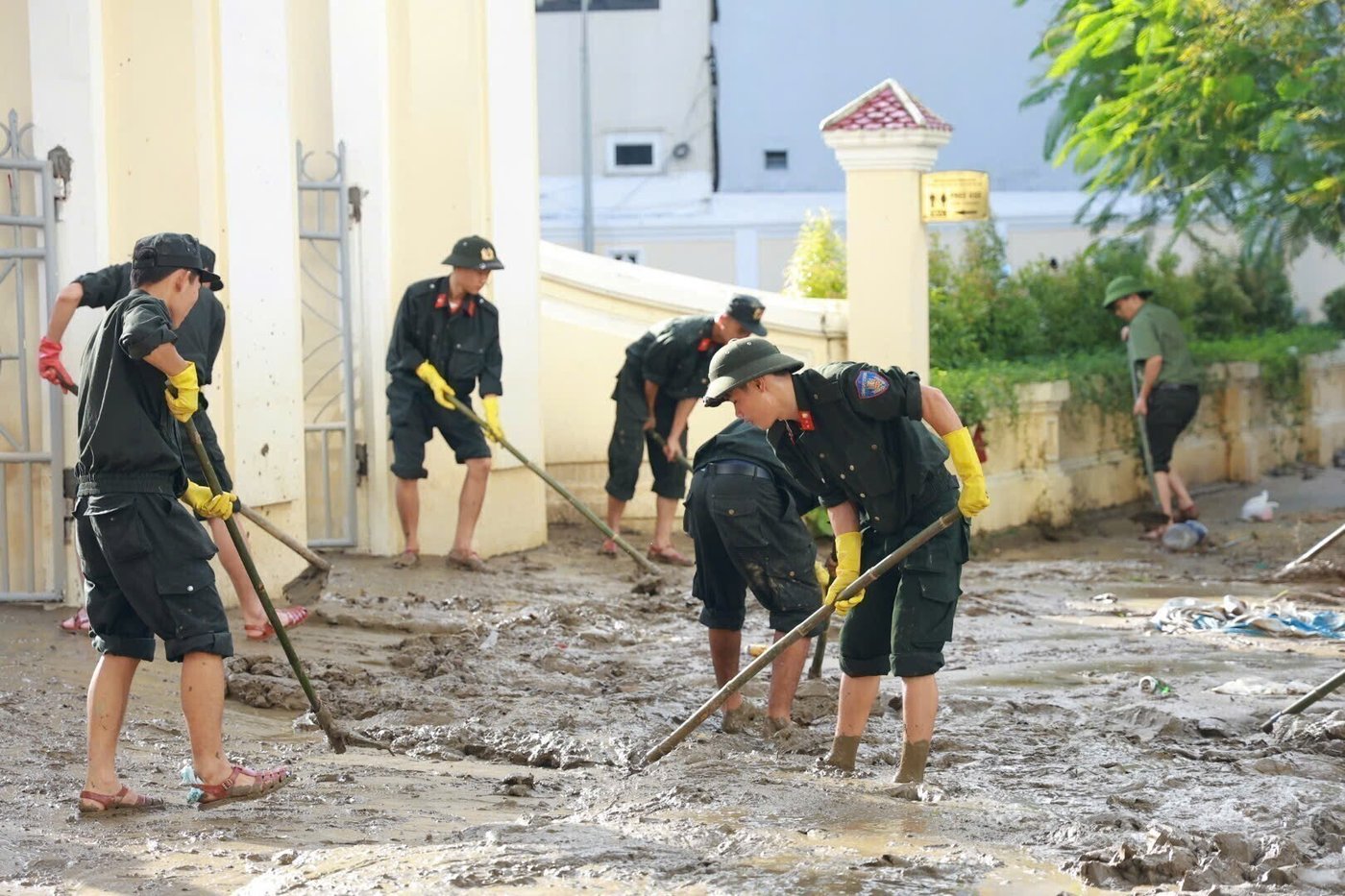Floods kill 13 in Central Vietnam as rescue operations push forward | iNFOnews.ca Floods kill 13 in Central Vietnam as rescue operations push forward | iNFOnews.ca