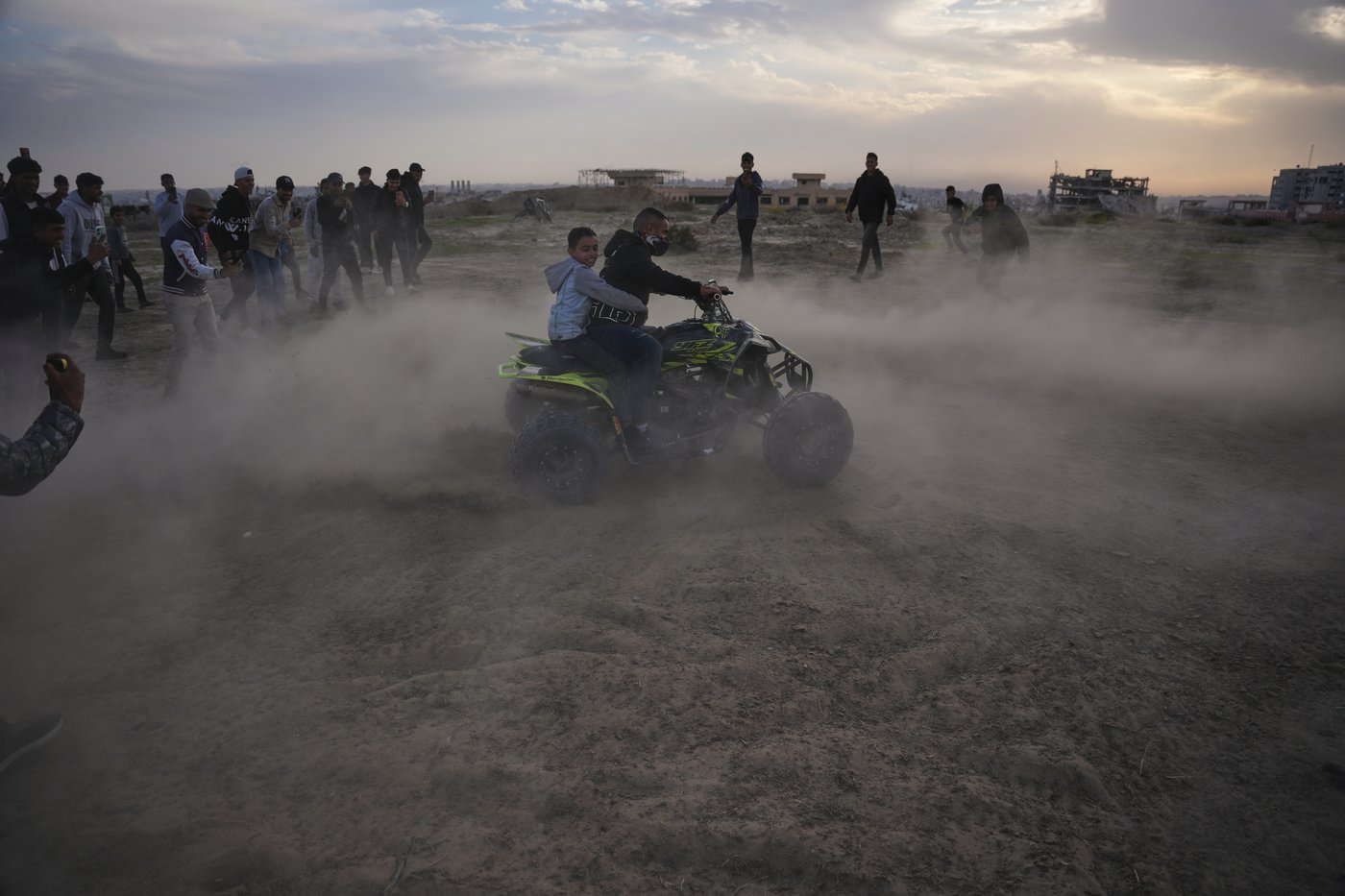 Photos of youths roaring over Gaza sand dunes in a return to prewar tradition | iNFOnews.ca