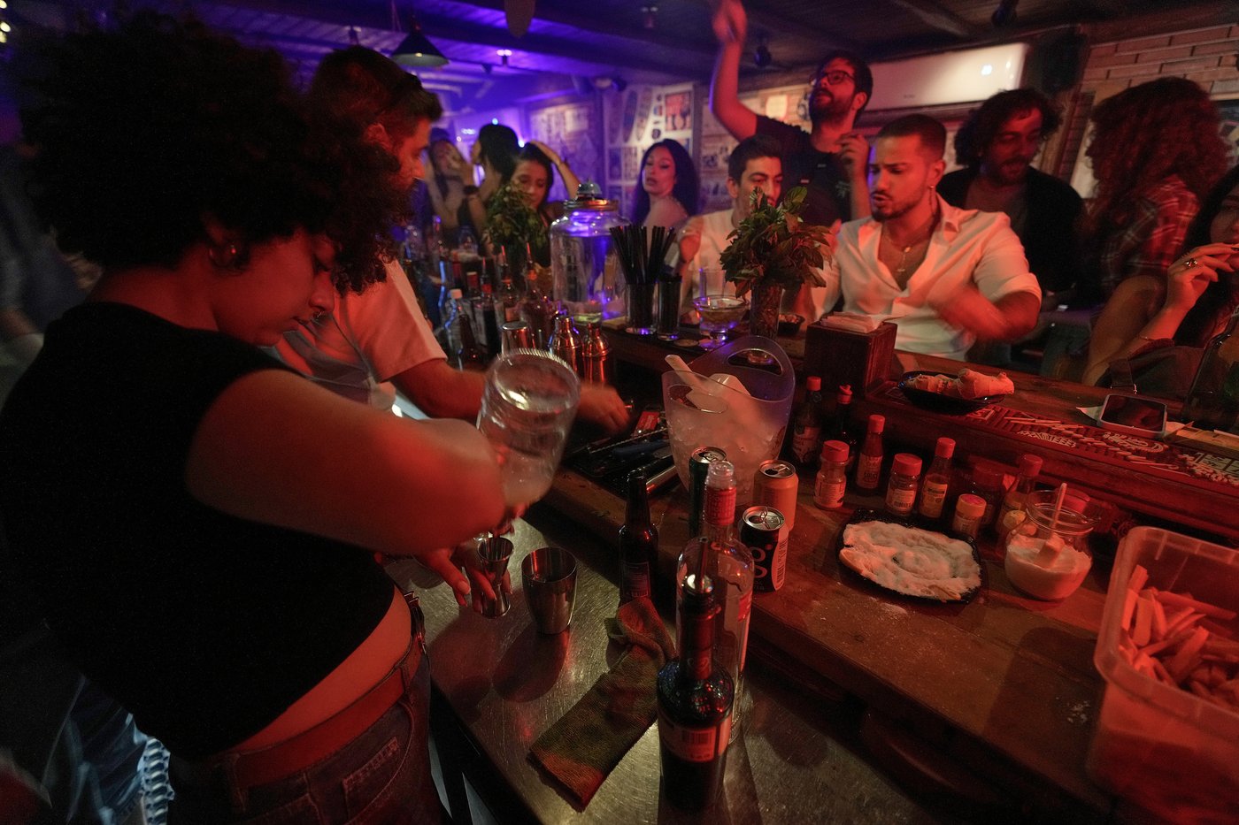 Photos show Syrians enjoying a night out in Damascus despite some crackdowns | iNFOnews.ca