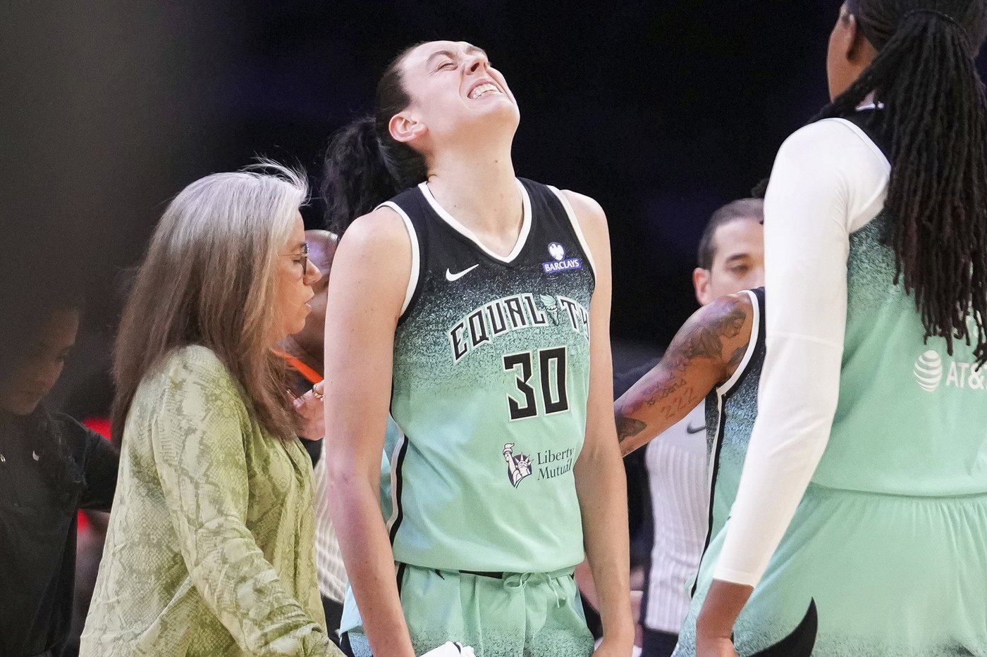 Liberty's Breanna Stewart struggles in Game 2 loss with knee injury | iNFOnews.ca