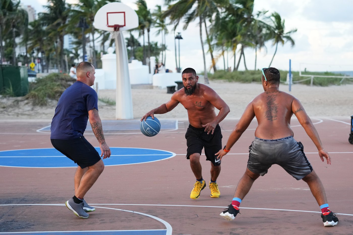 Community fights pickleball replacing basketball courts at South Florida beachside park | iNFOnews.ca