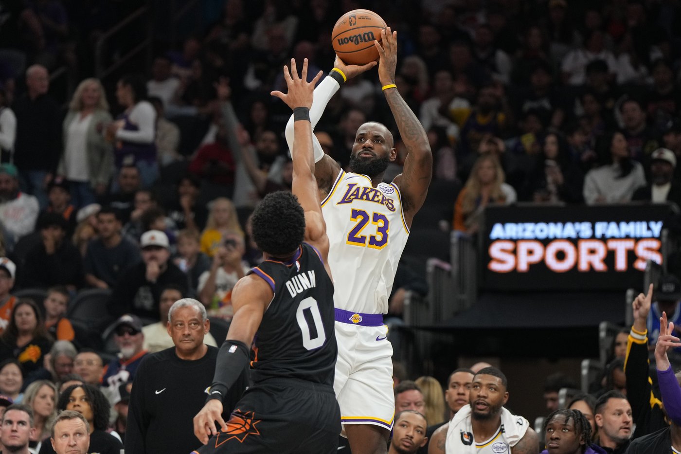 LeBron James hits 2 late free throws, Lakers beat Suns 116-114 after blowing 20-point lead | iNFOnews.ca LeBron James hits 2 late free throws, Lakers beat Suns 116-114 after blowing 20-point lead | iNFOnews.ca