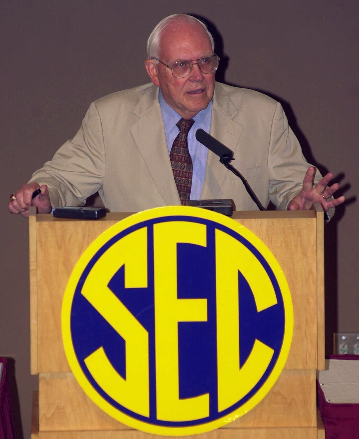 Ex-SEC commissioner Roy Kramer, whose vision paved the way for college football playoffs, dies at 96 | iNFOnews.ca