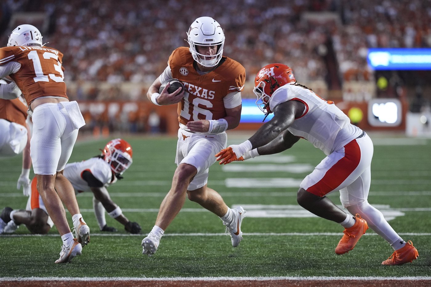 Arch Manning looks sharp with 3 TD passes and No. 8 Texas routs Sam Houston before start of SEC play | iNFOnews.ca Arch Manning looks sharp with 3 TD passes and No. 8 Texas routs Sam Houston before start of SEC play | iNFOnews.ca