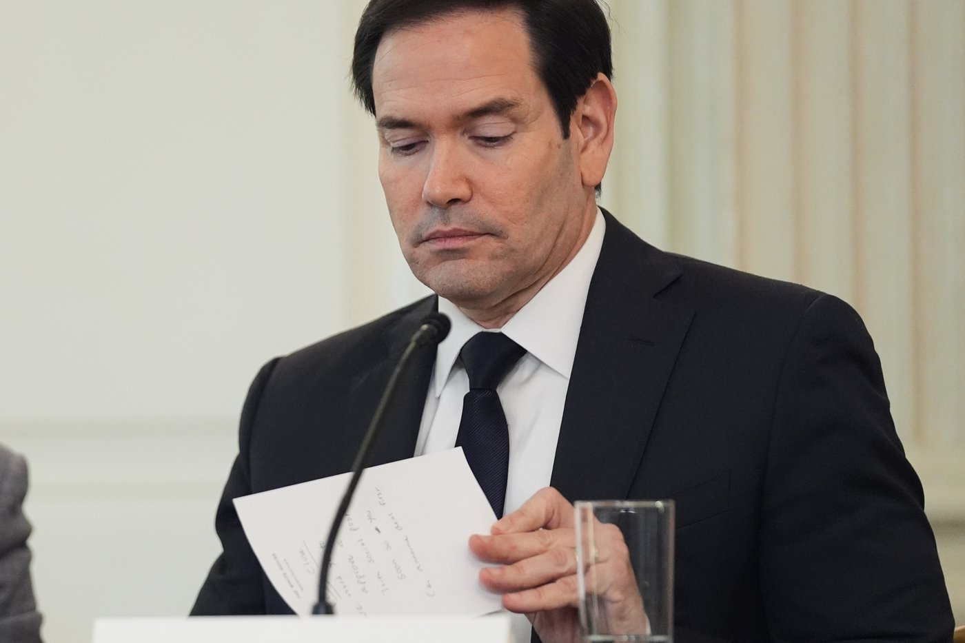 AP photos show Rubio's urgent note to Trump before announcement of Mideast peace deal | iNFOnews.ca AP photos show Rubio's urgent note to Trump before announcement of Mideast peace deal | iNFOnews.ca