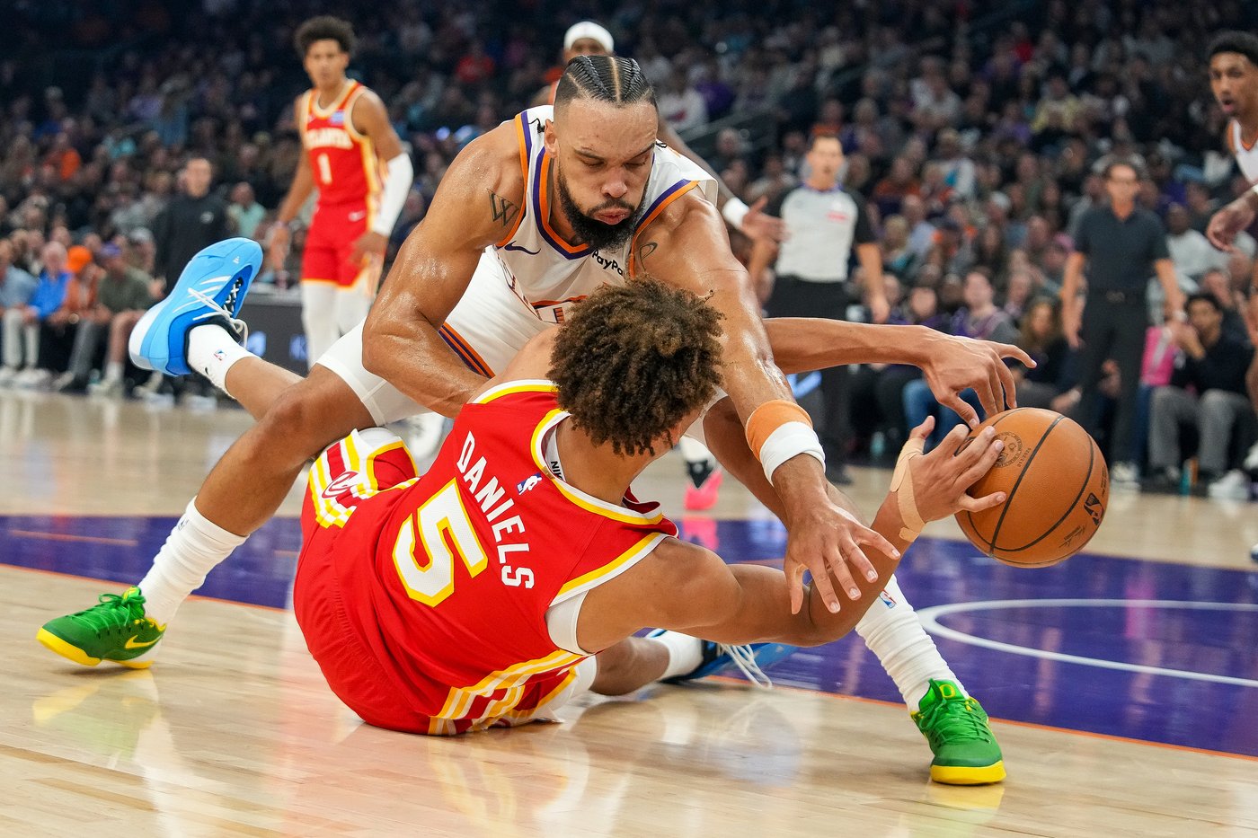 Hawks rally from 22 down in 4th quarter, beat Suns 124-122 for 5th straight win | iNFOnews.ca Hawks rally from 22 down in 4th quarter, beat Suns 124-122 for 5th straight win | iNFOnews.ca