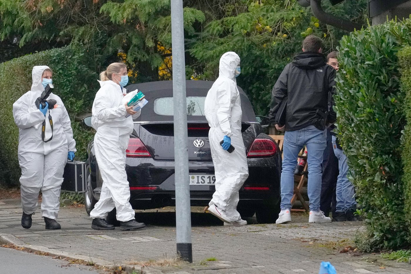 A mayor-elect in Germany is found with serious stab wounds. Investigators see no political motive | iNFOnews.ca