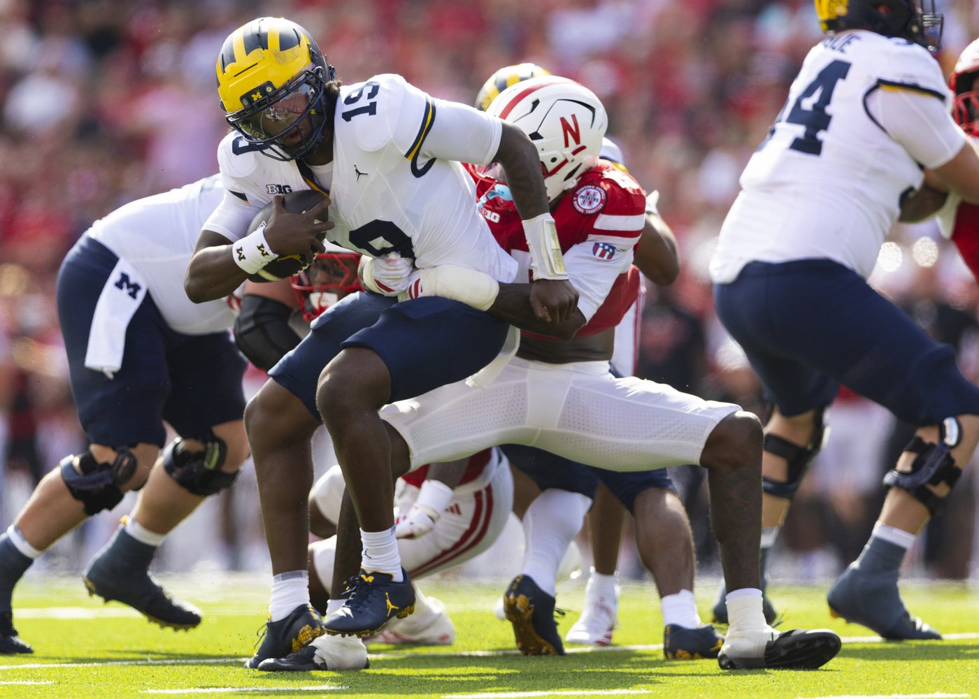 No. 21 Michigan uses 3 long TD runs to beat Nebraska 30-27, extend Huskers' skid against Top 25 foes | iNFOnews.ca