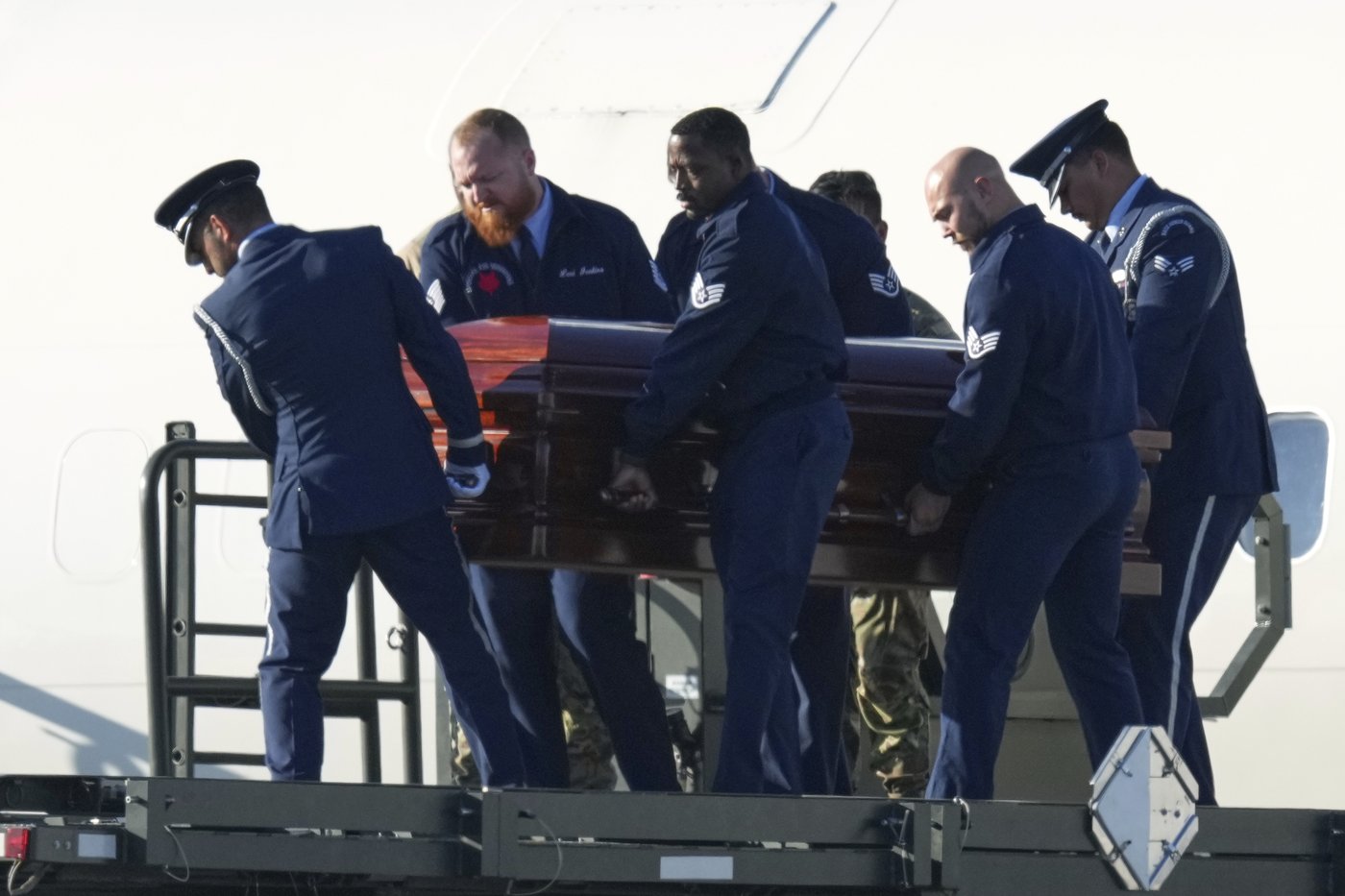 Vance arrives in Arizona with Charlie Kirk's casket aboard Air Force Two | iNFOnews.ca