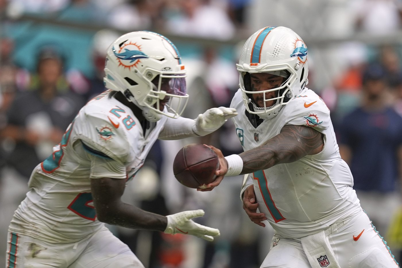 Dolphins players back coach Mike McDaniel as he faces mounting pressure amid 0-2 start | iNFOnews.ca