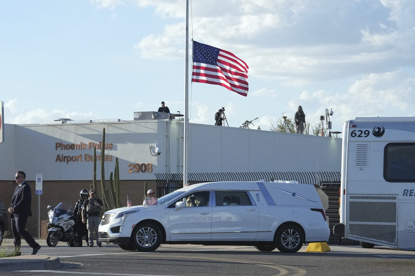 Photos from Utah Valley University before and after the shooting of Charlie Kirk | iNFOnews.ca