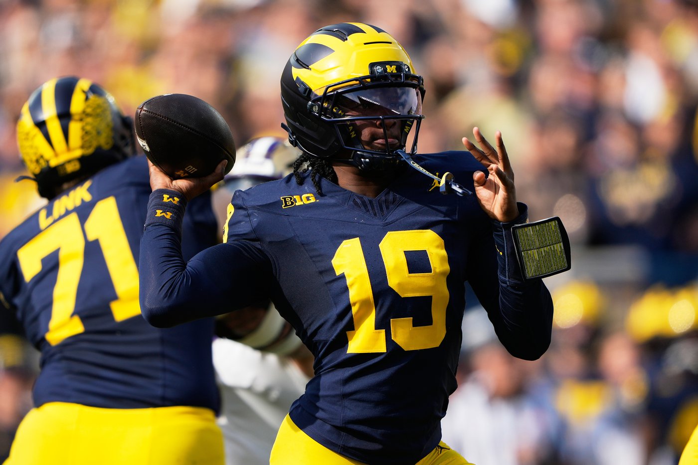 Michigan takes advantage of Washington turnovers, pulls away to win 24-7 after 18-point loss to USC | iNFOnews.ca Michigan takes advantage of Washington turnovers, pulls away to win 24-7 after 18-point loss to USC | iNFOnews.ca