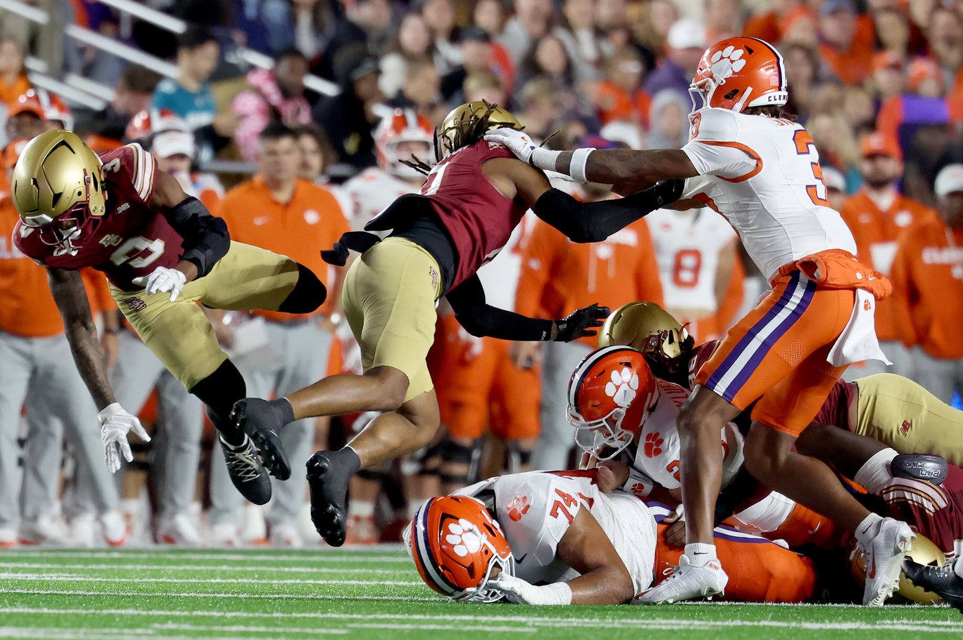 Cade Klubnik throws for a TD and runs for one before injury in Clemson's 41-10 victory over BC | iNFOnews.ca