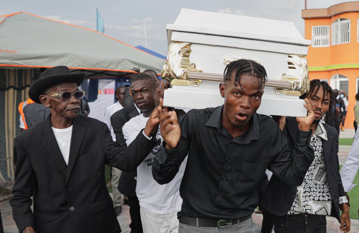 Brazil blesses its pets, Haitians bury the dead, and more top photos this week from Latin America | iNFOnews.ca
