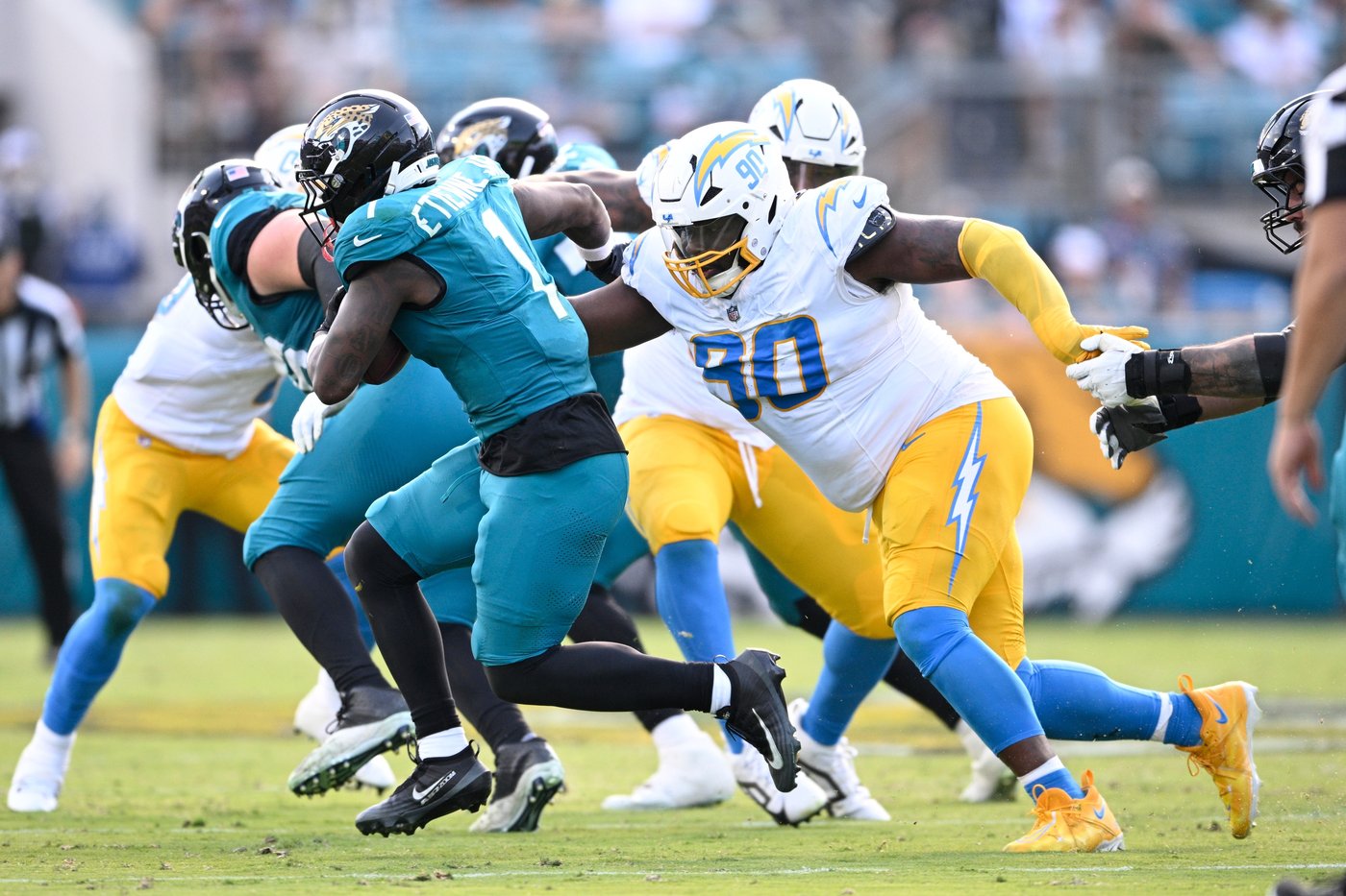 Chargers host Raiders as both teams seek improvement in stretch run for vastly different reasons | iNFOnews.ca