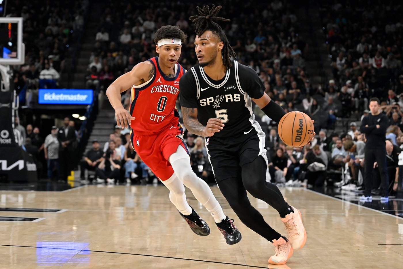 Fox scores 24 points in season debut, Wembanyama has 18 points, 18 rebounds as Spurs top Pelicans | iNFOnews.ca