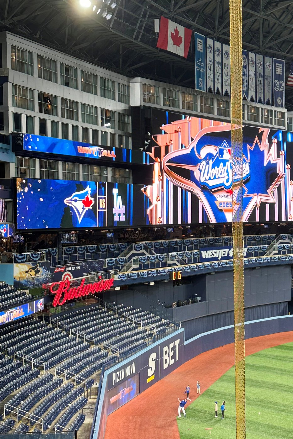 Foot note in the outfield: Toronto's Davis Schneider skips shoes a day before playing for title | iNFOnews.ca