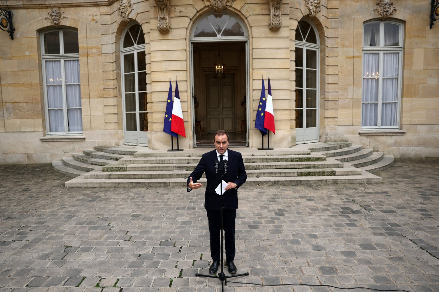 Latest French government's collapse within 14 hours deepens Macron's political crisis | iNFOnews.ca