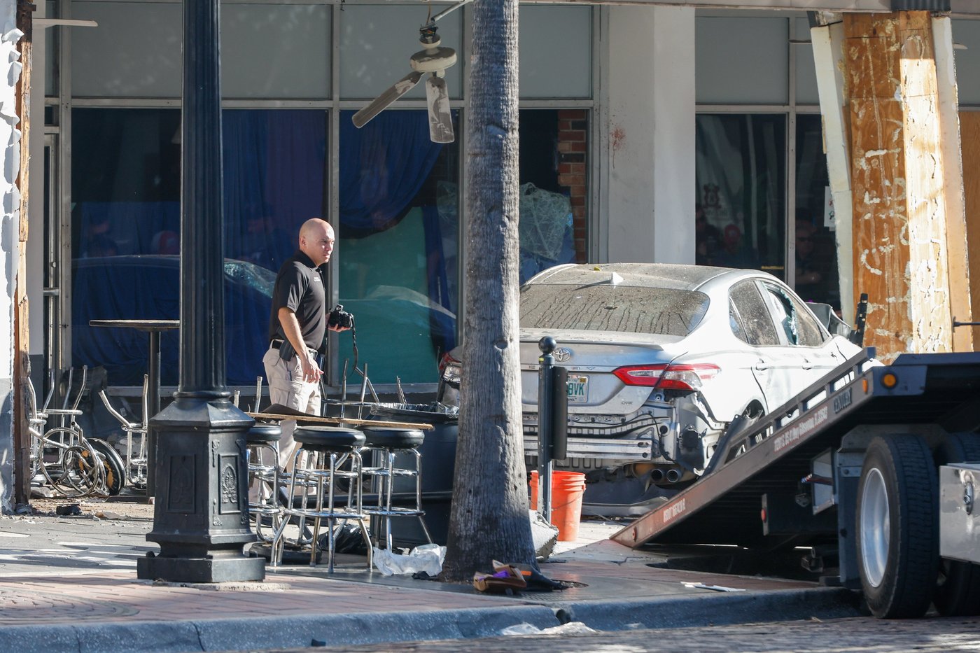 A car fleeing police slams into a bar in Florida, killing 4 and injuring 11 | iNFOnews.ca