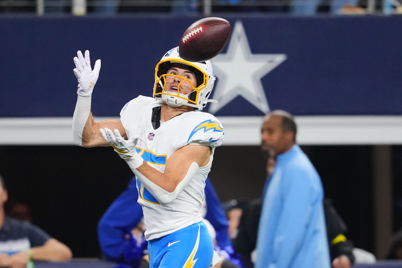 Justin Herbert keeps Chargers rolling toward playoffs with 34-17 win over Cowboys | iNFOnews.ca